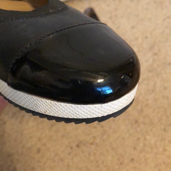 Black and white flats - Picture 3 of 3